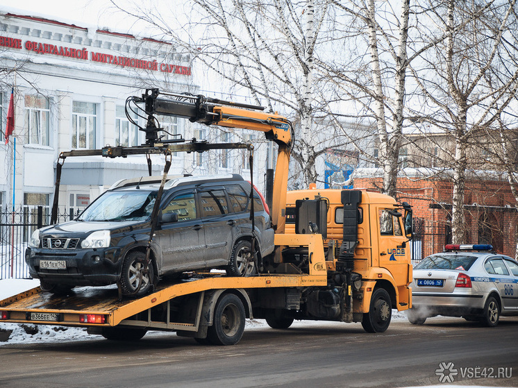 Неправильно припаркованные автомобили в Кемерове увезли на штрафстоянку
