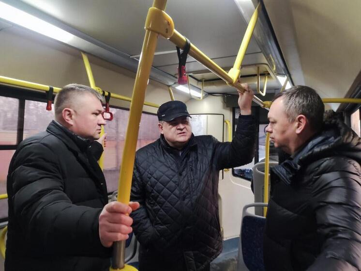 Саратовские чиновники провели утро в автобусе