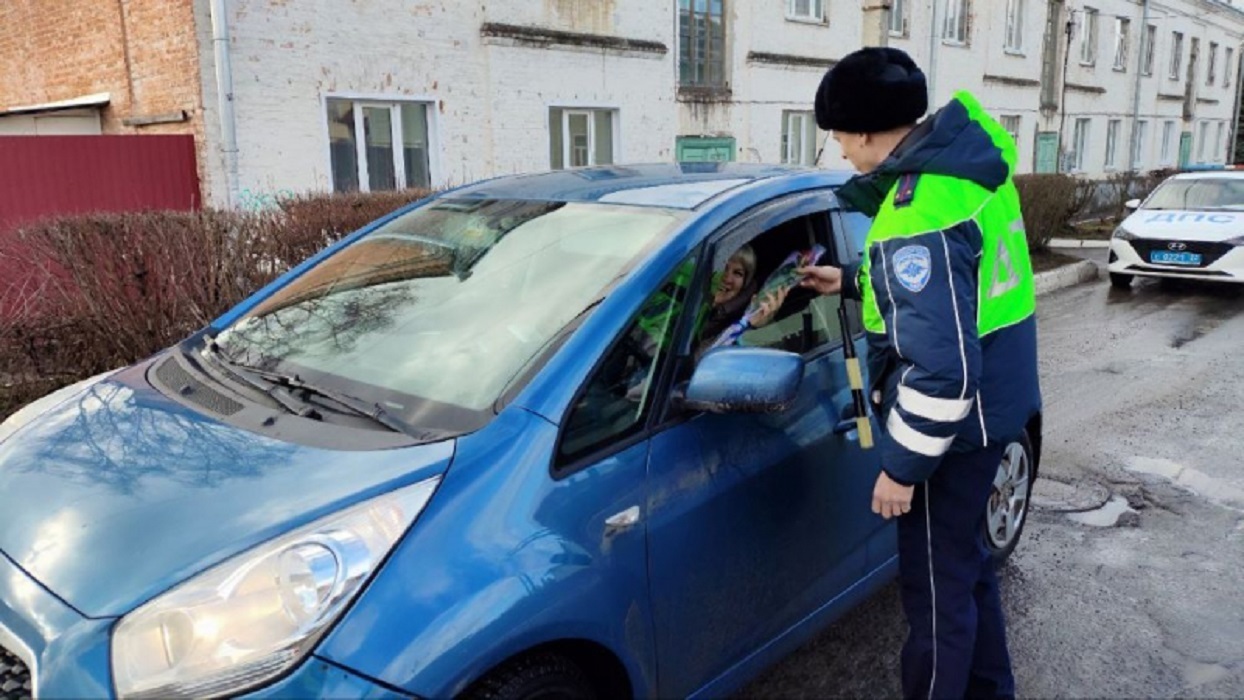 На дорогах Владимирской области инспекторы ГИБДД дарили цветы женщинам-водителям