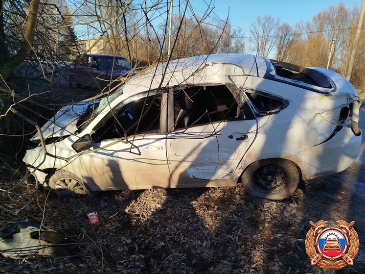 В Тверской области водителя увезли в больницу после того, как он врезался в столб