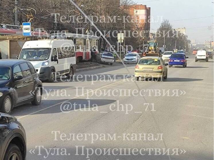В Туле на улице Металлургов ВАЗ столкнулся с трамваем