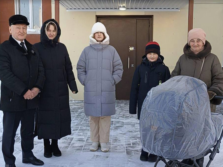 Многодетная семья участника СВО получила новую квартиру в Белоярском