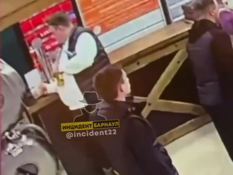 В одном из барнаульских баров любитель пенного украл деньги на нужды СВО