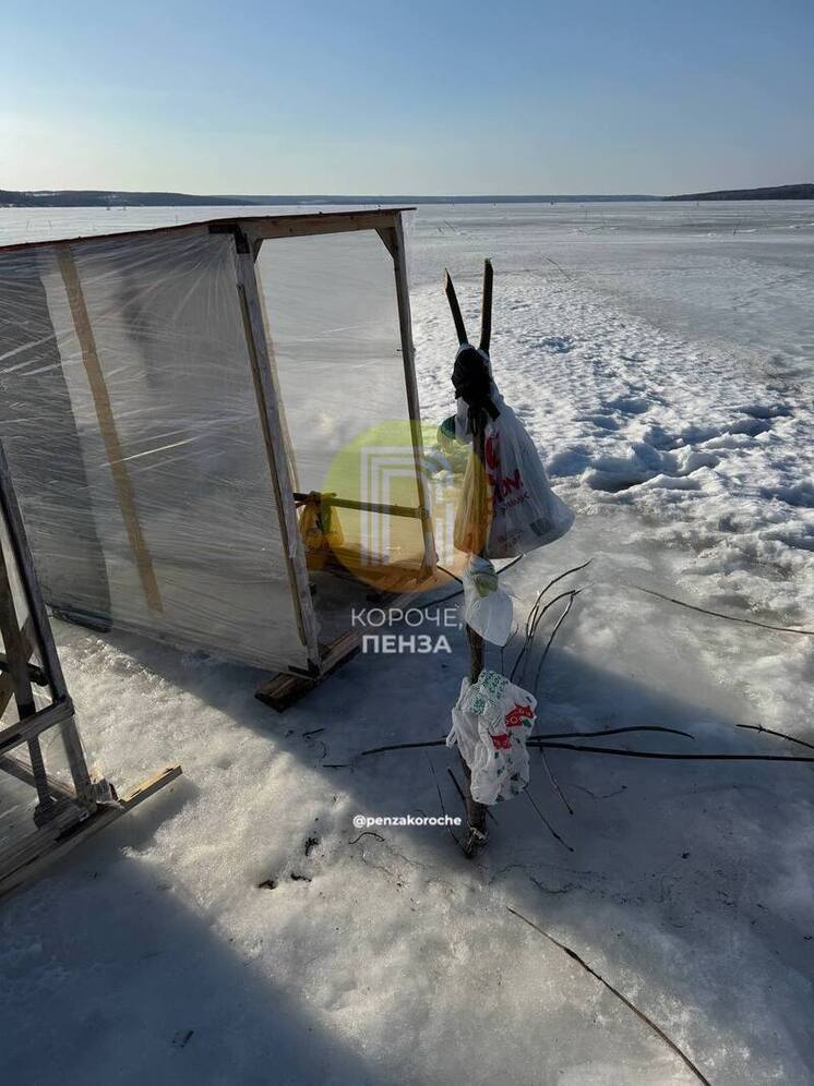 Состояние Сурского водохранилища вызывает тревогу у жителей из-за загрязнения льда после зимней рыбалки