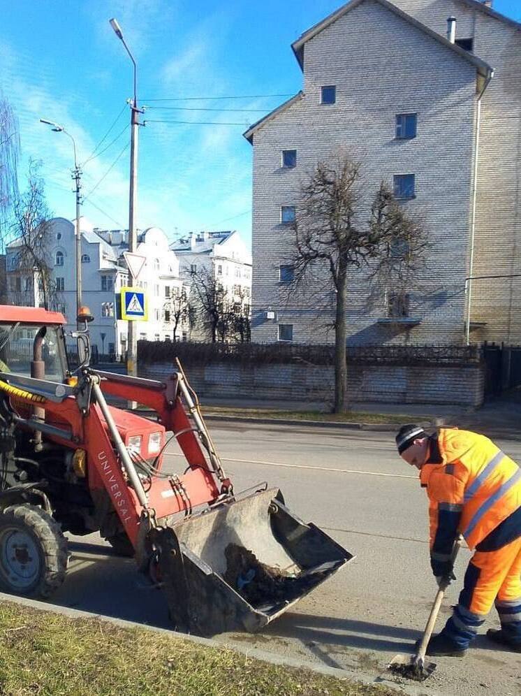 Псковские коммунальные службы очищают тротуары от зимней грязи