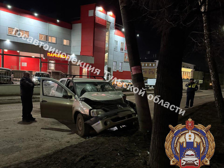 В Пролетарском районе Тулы водитель смял иномарку, влетев в опору ЛЭП