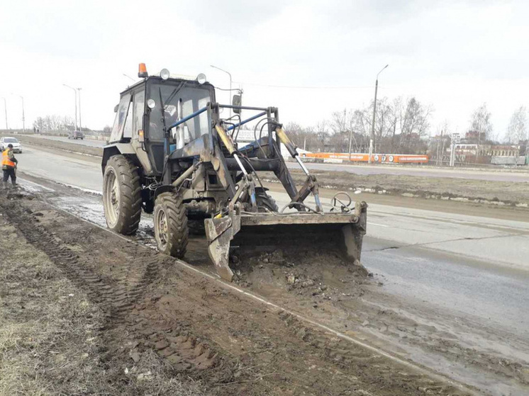 В Костроме коммунальщики убирают зимний мусор с городских улиц