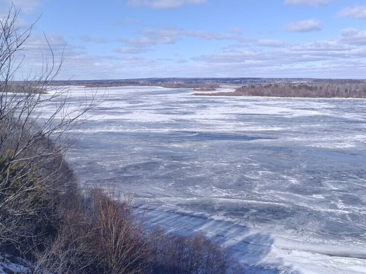 Лед на Волге постепенно становится опасным для зимней рыбалки