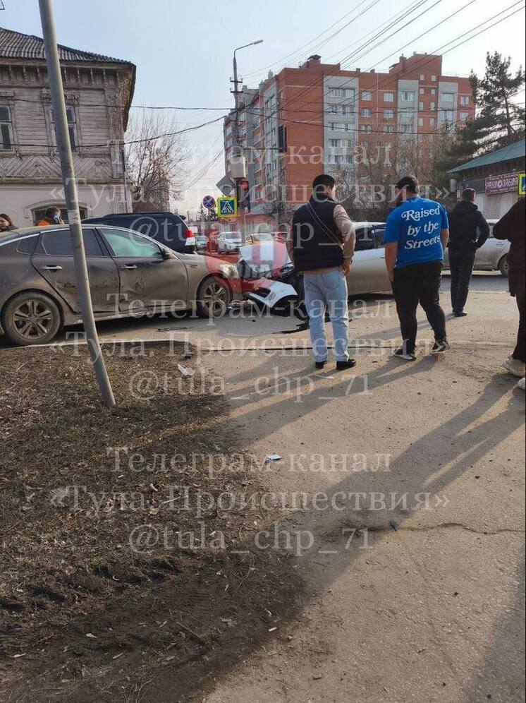 В Туле две иномарки столкнулись на Староникитской улице