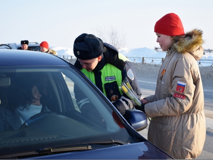 Сотрудники ГАИ в НАО присоединились к акции «Цветы для автоледи»