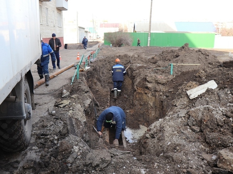 Горячую воду в своих квартирах жители трёх микрорайонов города ждут уже несколько дней подряд из-за аварий, которые одна за одной произошли накануне 8 Марта и в праздничные дни на сетях горячего водоснабжения. Две из них коммунальные службы устранили в выходные, а ещё две ликвидировали весь рабочий понедельник, 10 марта.