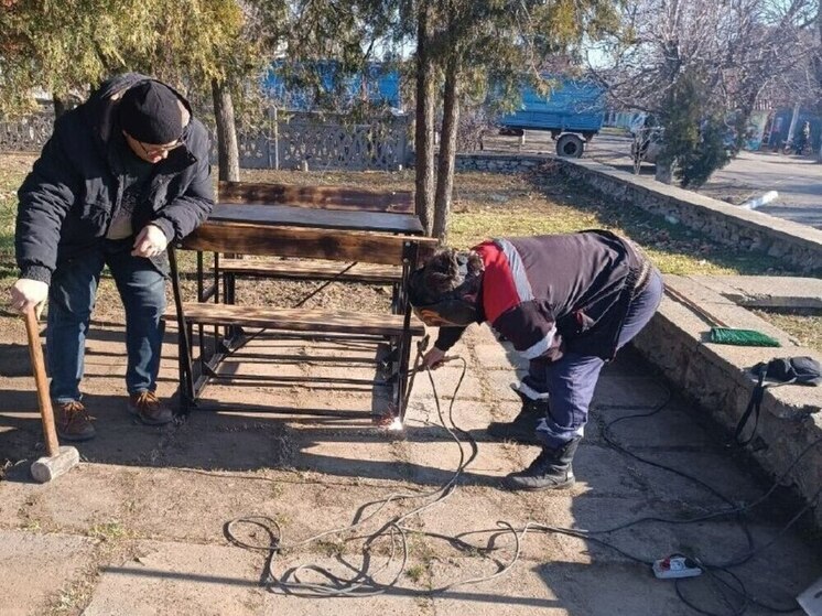 Малокаховские коммунальщики помогли пожилым и в обустройстве села