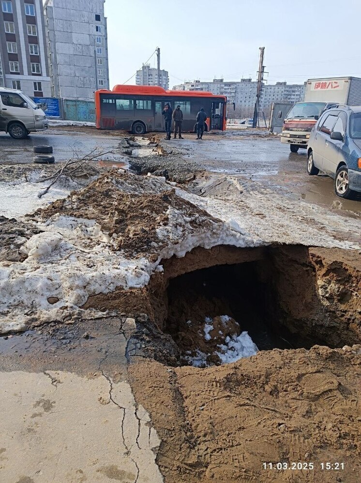 Нам пишут: в Хабаровске на одной из улиц города обвалилась дорога