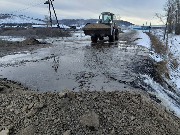 Вышедшие грунтовые воды подтопили улицу в городе Забайкалья