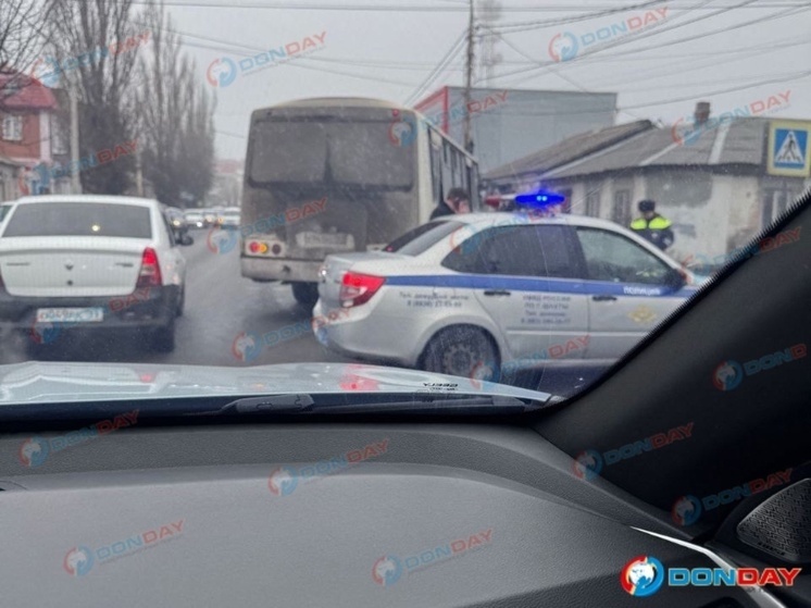 В Шахтах под колеса автобуса попала женщина