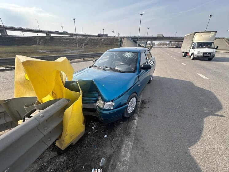 В Воронеже «Лада» сбила дорожное ограждение: водитель в больнице