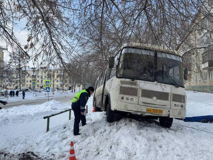 ГАИ: в Каменске-Уральском автобус сбил пешеходов, один из них погиб