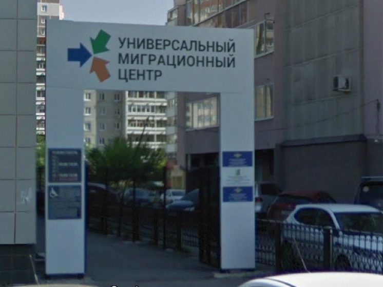 Толпа иностранцев снесла дверь с петель в миграционном центре Екатеринбурга