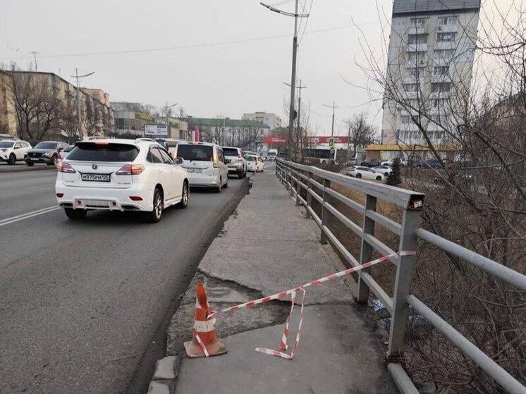 Упавший с моста кусок бетона парализовал движение на Фирсова во Владивостоке