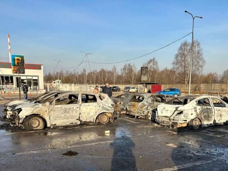 Около 20 автомобилей уничтожил огонь на парковке в Домодедово поле падения БПЛА