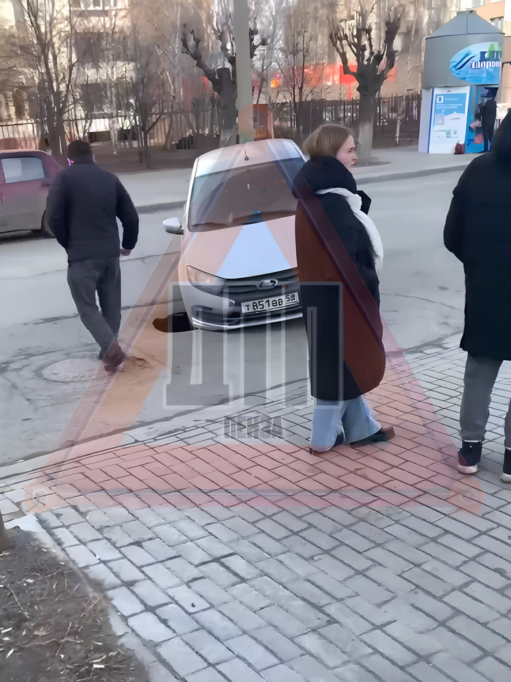 В центре Пензы “Лада Гранта” провалилась в яму на асфальте