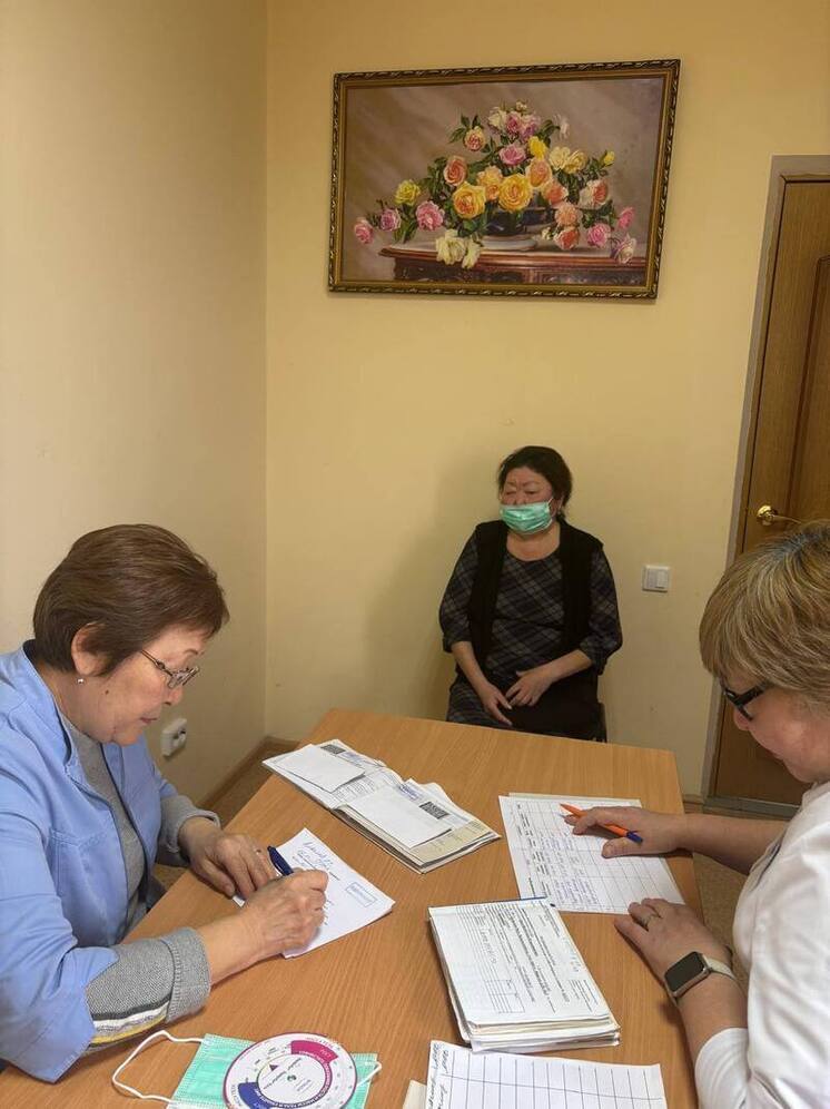 В Калмыкии продолжаются выездные приемы врачей в районах