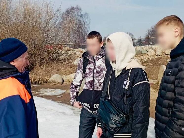 В Ярославле сотрудникам МЧС пришлось снимать со льда подростков