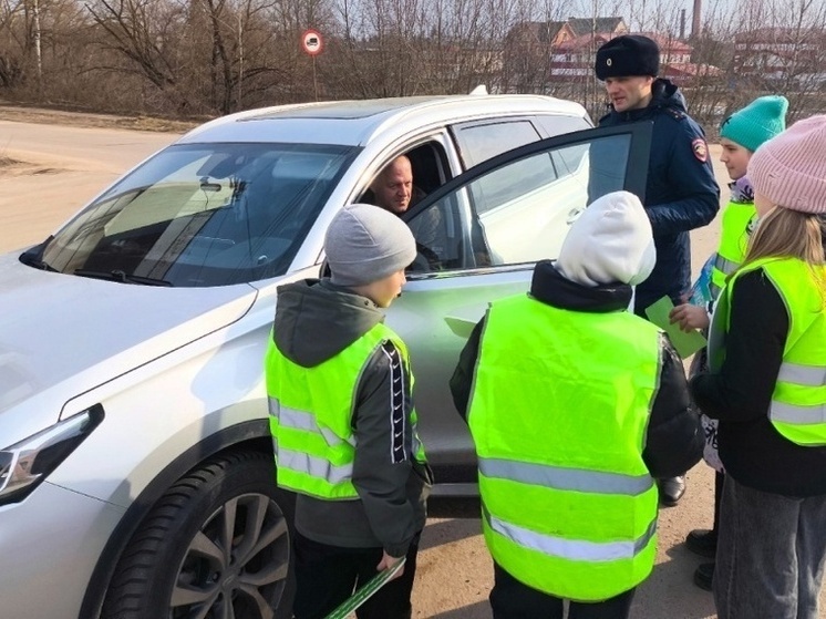 На Новгородчине «Пеший патруль» напомнил автомобилистам об уважении на дороге
