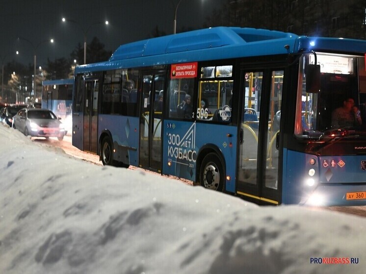 В Новокузнецке легковушка врезалась в пассажирский автобус