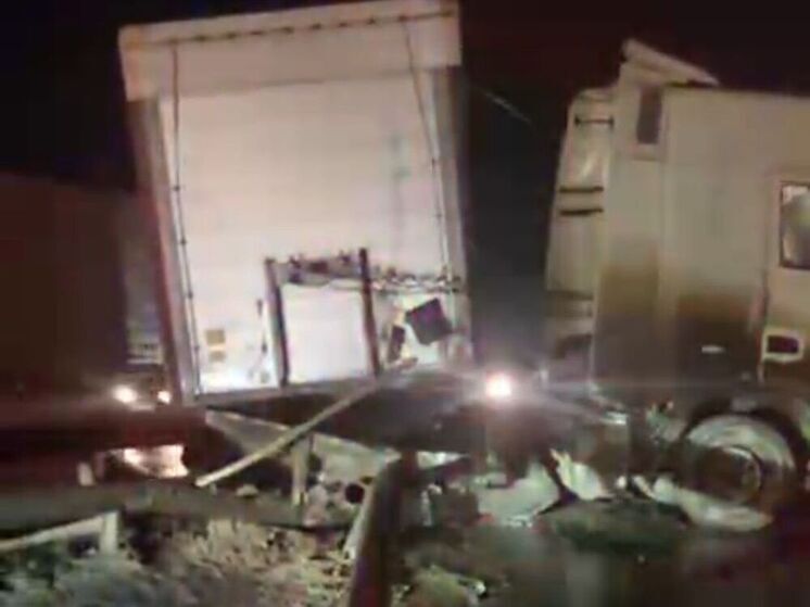 Фура влетела в дорожное ограждение в Подмосковье