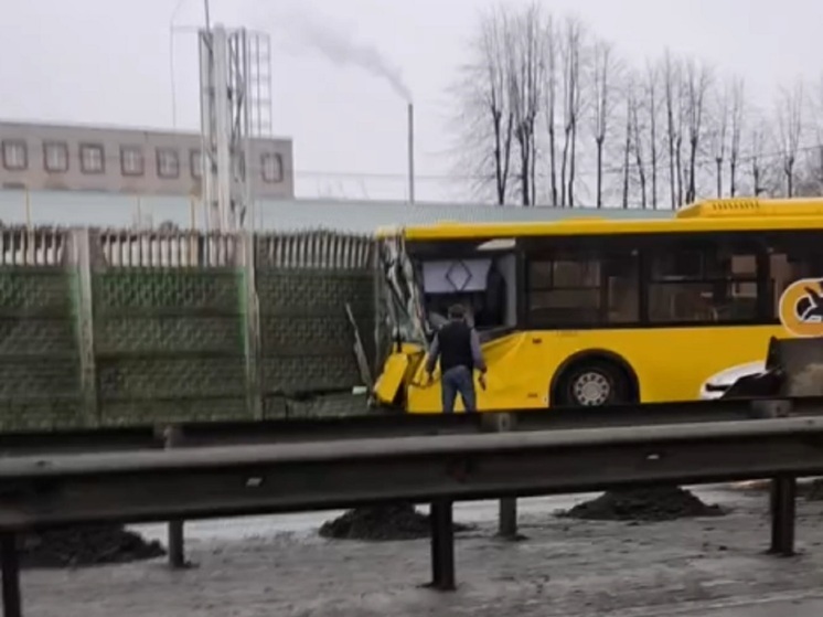 В Ярославле пассажирский автобус протаранил забор электровозоремонтного завода