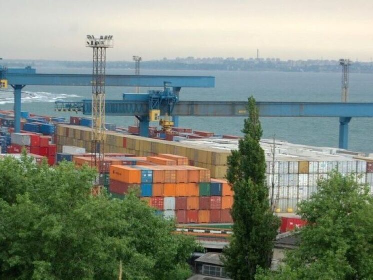 Момент удара российской ракеты по грузовому судну в порту Одессы сняли на видео