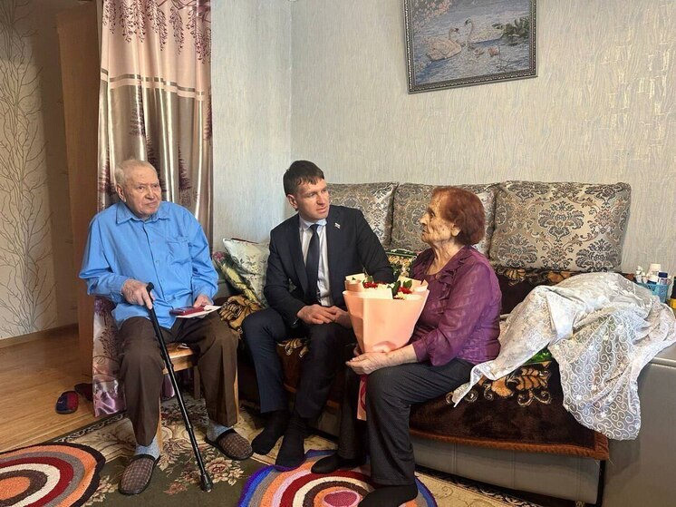 Депутаты думы Иркутска Юрий Коренев и Михаил Лунев вручили юбилейные медали