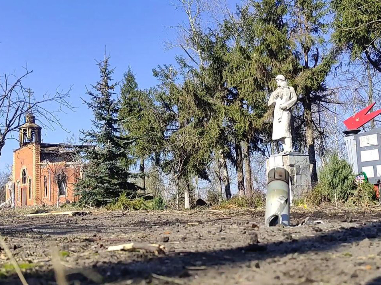 Российские войска очищают курское приграничье от остатков ВСУ: кадры из освобожденных сел