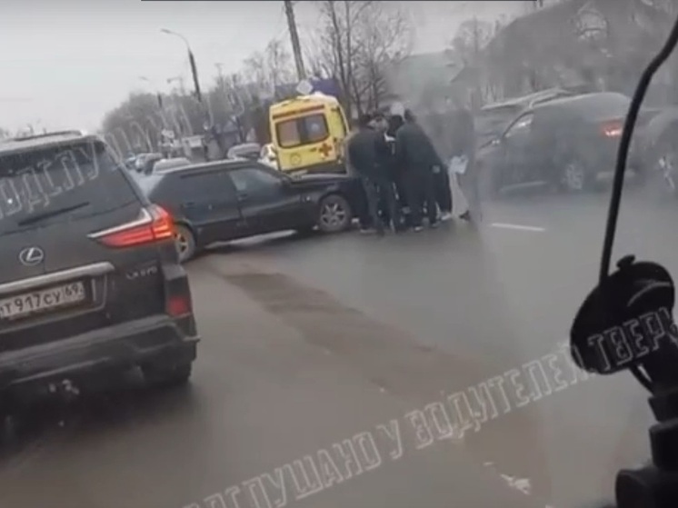 В Твери рядом с Крупским мостом случилась массовая авария
