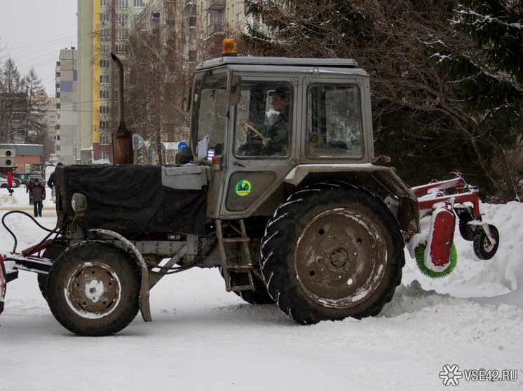 Более 1100 кубометров снега вывезли с парков и скверов Центрального района Новокузнецка за сутки