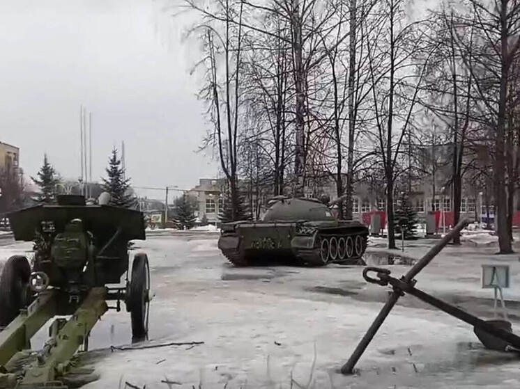 Танк из йошкар-олинского парка Победы готовится к параду