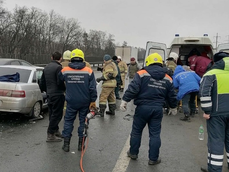 Трактор столкнулся с легковушкой на трассе М-5 под Самарой