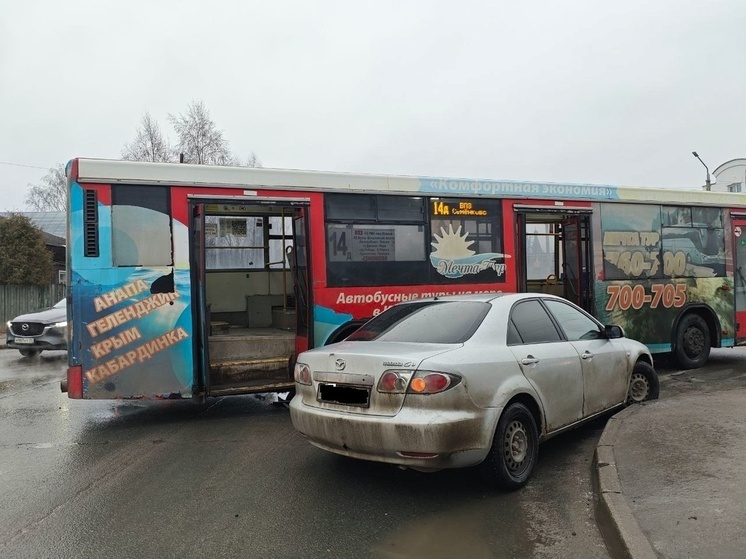 Водитель автобуса врезался в легковушку в Вологде