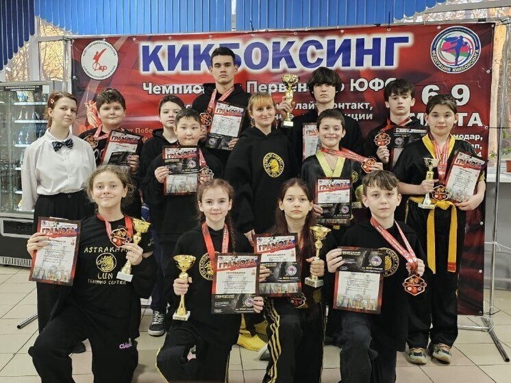 Астраханские кикбоксеры удачно выступили на чемпионате и первенстве ЮФО