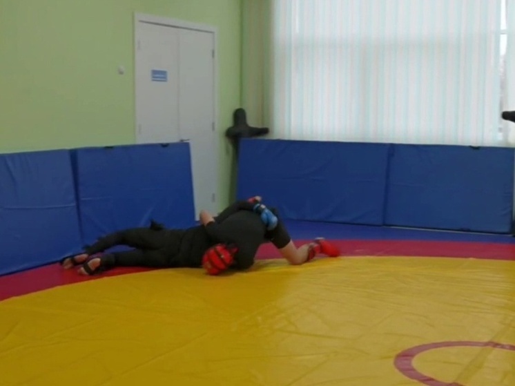 Калужский губернатор посетил спортивный центр с универсальным игровым залом