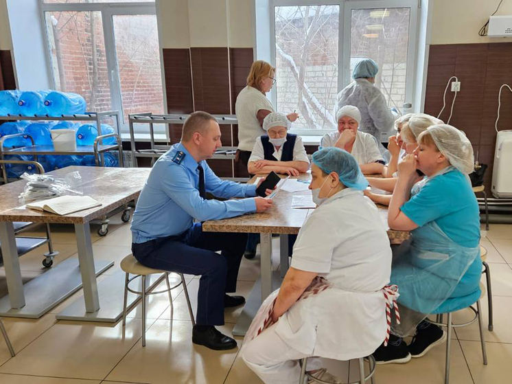 В Екатеринбурге 40 школьников попали в больницу: напили водички из кулера