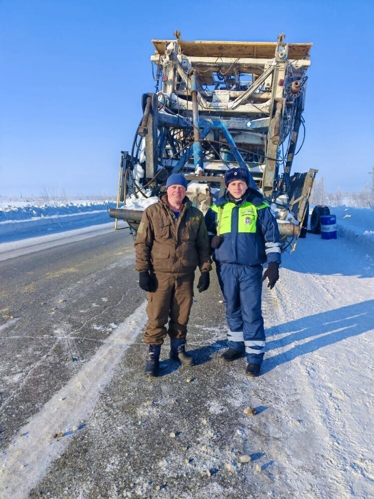 Автоинспекторы из Нового Уренгоя помогли водителю большегруза с пробитым колесом