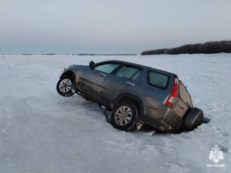  В Бурятии в дельте Селенги под лед частично провалился джип