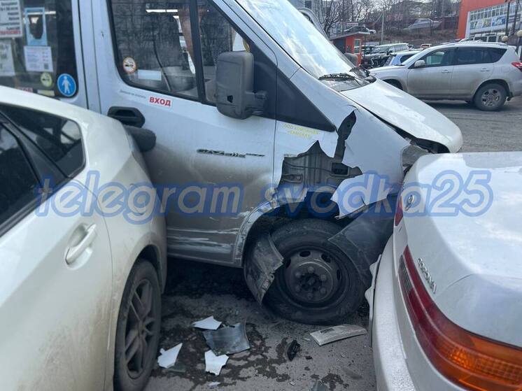 Массовое ДТП устроила маршрутка-беспилотник в районе БАМа во Владивостоке