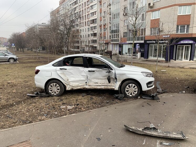 В Туле на улице Лейтейзена Lada Vesta и Mercedes попали в страшное ДТП