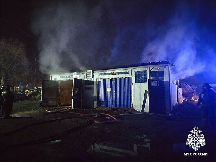 Пожарные ликвидировали возгорание на автомойке в Артеме