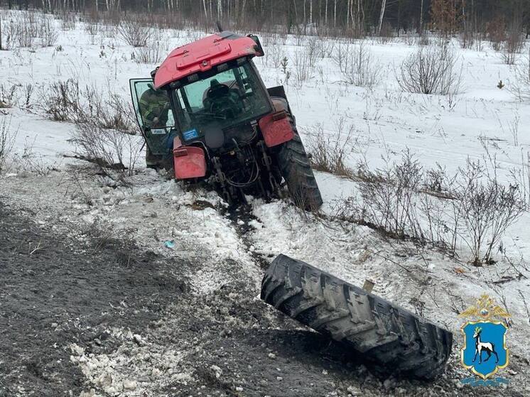 Парень на «десятке» влетел в трактор на трассе М-5 в Самарской области 12 марта