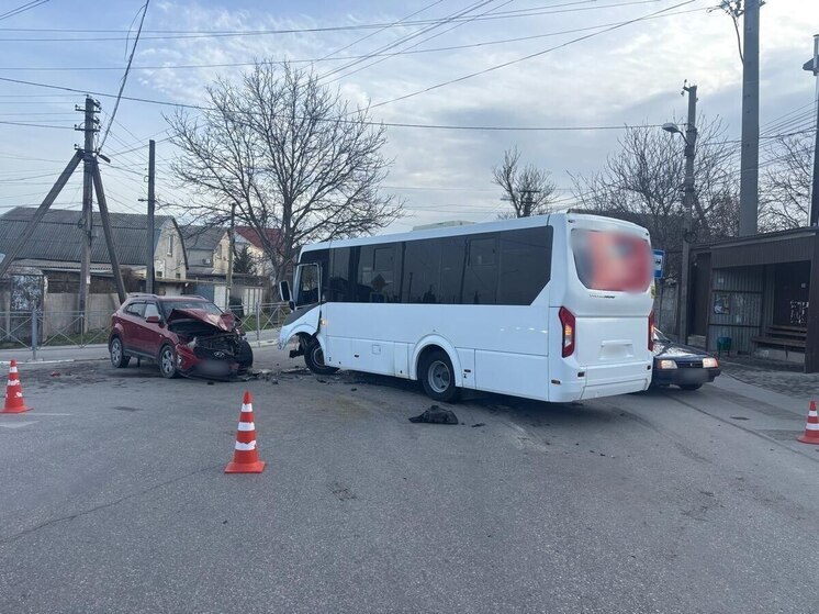 Три человека пострадали после столкновения автобуса с легковушкой в Крыму