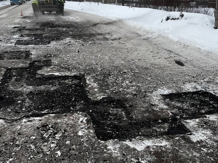В Северном округе Архангельска приводят в порядок дорожное покрытие